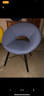 Lænestol, stof, tøvet blå stol med sorte ben
Behagelig at sidde i
God stand
