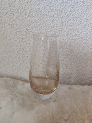 Vase, Glas vase, Håndlavet med bobler, Flot glasvase med gylden tone og bobler. 10,5 cm høj og 3,5 c