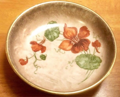 Porcelæn, Skål, Royal Copenhagen, Royal Copenhagen skål nr 322 13,5cm med blomstermotiv fast pris 15