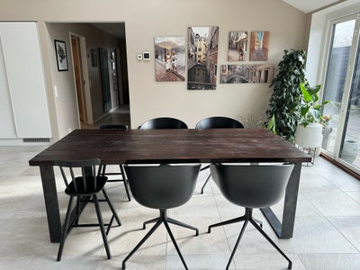 Spisebord, b: 100 l: 210, Flot lakeret plankebord med massive stål ben på 210x100cm. Bordet inkluder