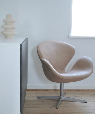 Arne Jacobsen, Svane stole, Svanen, Lænestol, Sælger vores smukke “Svanen”. En lænestole med stel af