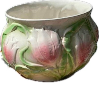 Urtepotter,  • Stor urtepotteskjuler med tulipaner: Højde: 19 cm. Diameter:  22 cm. Pris: 325,-
Vi h