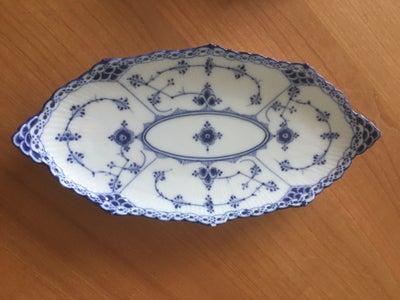 Porcelæn, Asiet, Royal Copenhagen, Musselmalet halvblonde oval tallerken/lille fad.
Mål: 24,5 cm.

T