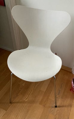 Arne Jacobsen, Stole 4 stk., Fire syverstole fra Arne Jacobsen sælges til en samlet pris. En af stol