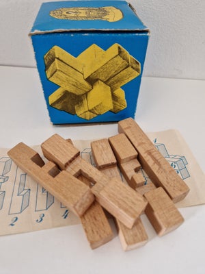 Puslespil, 3D træ puslespil, 3D ligger i en slidt æske, men brikkerne fejler ikke noget. Der er en b