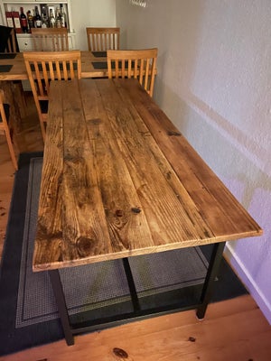 Spisebord, Træ, b: 68 l: 180, Sælger dette fede bord. Sælges uden stole. Skal afhentes i 9909, Gærum