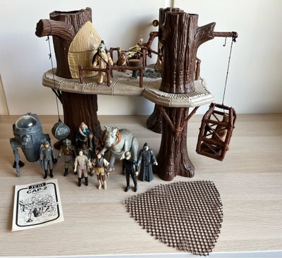 Star Wars , Kenner, Vintage Star Wars Ewok village fra 1983 med figurer. Der medfølger en komplet CA