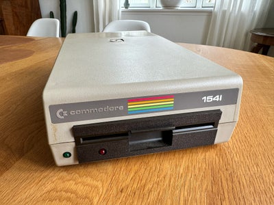 Andet, Anden konsol, Commodore, God, Commodore 1541 diskdrev il Commodore 64. Nyistandsat.
Der medfø