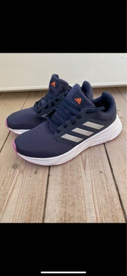 Sneakers, Adidas, str. 42,5, Nye. Størrelse 42 2/3.

Jeg sender gerne, hvis du betaler porto og jeg 