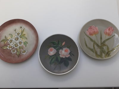Vintage keramikophæng, Sælger tre stk vintage keramikophæng / håndmalede platter til ophæng på væg. 