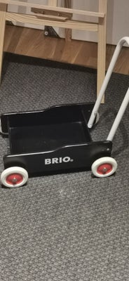 Brio gåvogn, Brio gåvogn

Gåvogn i sort fra BRIO er lavet af gode materialer, har et lakeret metalhå