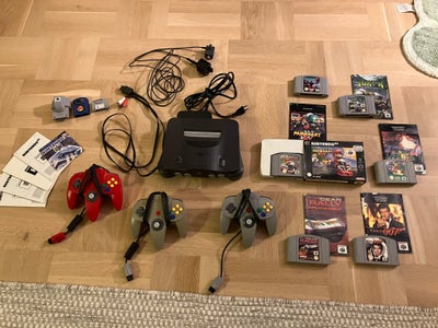 Nintendo 64, God, Sælger denne Nintendo 64 med tre controllers og følgende spil: Mario Kart, Golden 