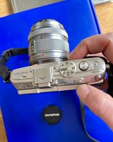 Olympus, Pen Lite E-PL6 mirrorless digital camera w. 14-42