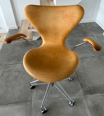 Arne Jacobsen, AJ 3217, Kontorstol, Smukt patineret fuldpolstret 7´er kontorstol med armlæn. Origina