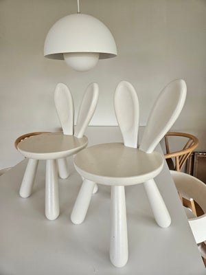 Bord/stolesæt, Minitude nordic, 2 fine populærer kanin stole. 
Stolene er lavet af træ og er tunge o