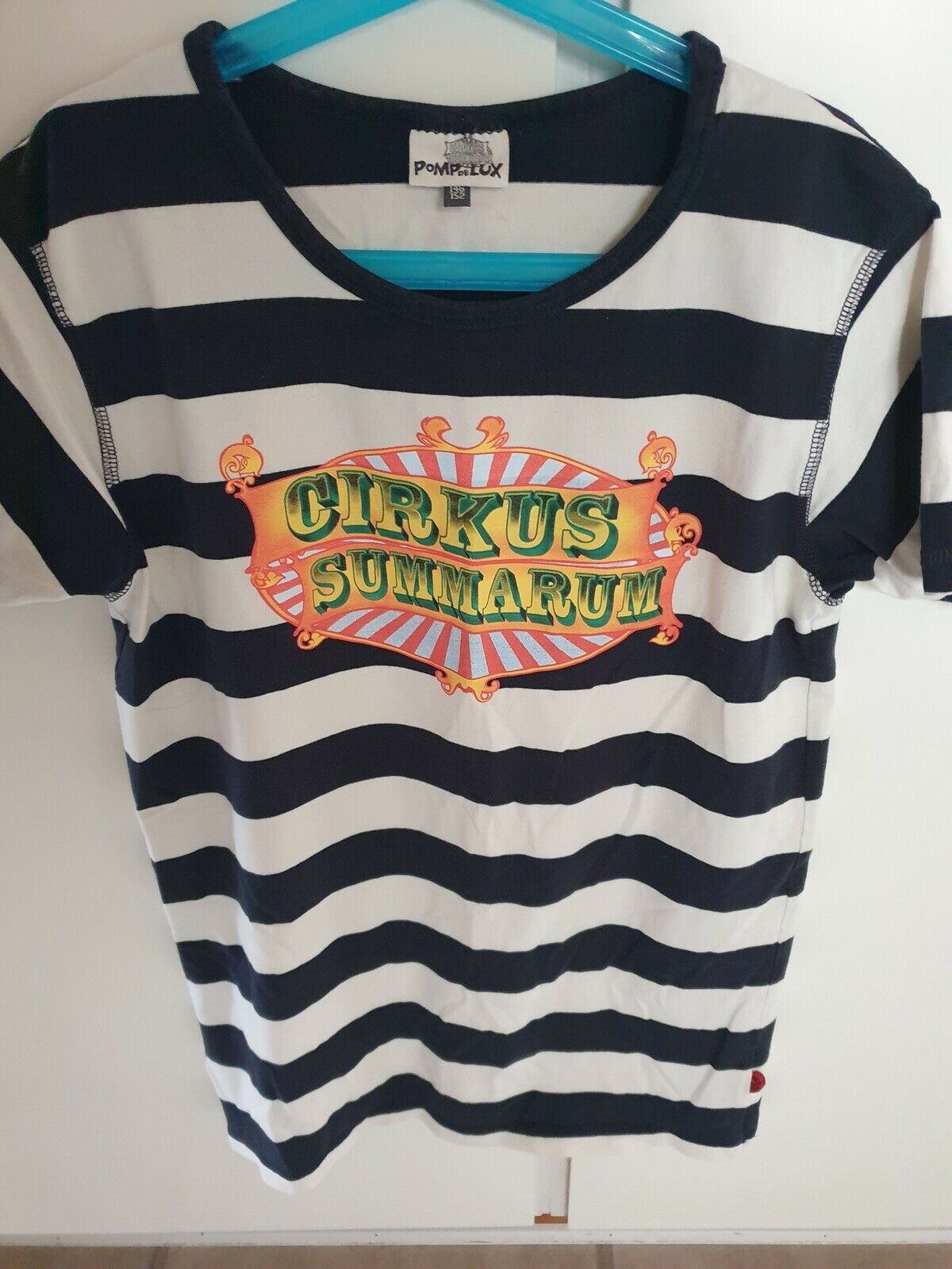 T-shirt, Cirkus summarum, Pomdeluxe – dba.dk – Køb og Salg af Brugt
