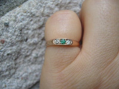 Ring, guld, Vintage ring af rosaguld 14 kt guld med 2 old cut diamanter og en smaragd: 3x 0,04kt= 0,
