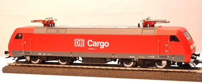 Modeltog, Märklin 39350, skala Ho, BR 152 fra DB Cargo.

Fra Märklin's kvalitetsserier begyndende me