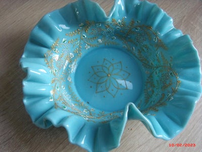 Porcelæn, blomsterskål, Velholdt turkis skål med håndmalede blomster, guld og bølgekant. Diameter l.
