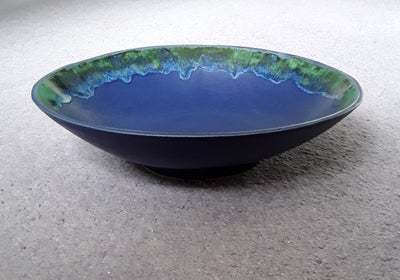Keramik, Ruth Nielsen, motiv: Fad, Flerfarvet keramikfad
30cm bred og 8cm højt