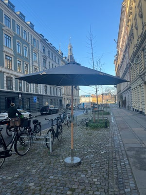 Parasol, Fin parasol i grå med fod i granit til. Parasollen er som ny og fejler intet. Foden er mere