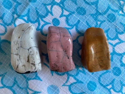 Tre små keramik- “huse”, Tre små keramik-huse - hvid, lyserød, gylden-brun
Sælges samlet, prisen er 
