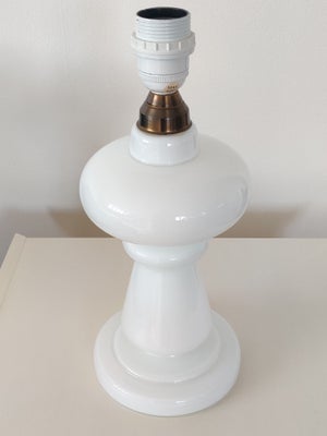 Lampe, Unique Interieur Copenhagen, Flot hvid glaslampe 
Højde: 35 cm
Fremstår som ny