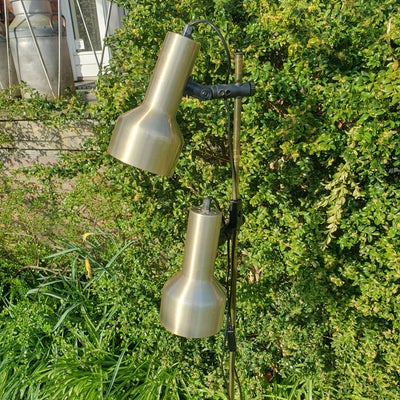 Standerlampe, Retro, Flot og velholdt gulvlampe med to spot i lyst messingcoatet metal, som kan vipp