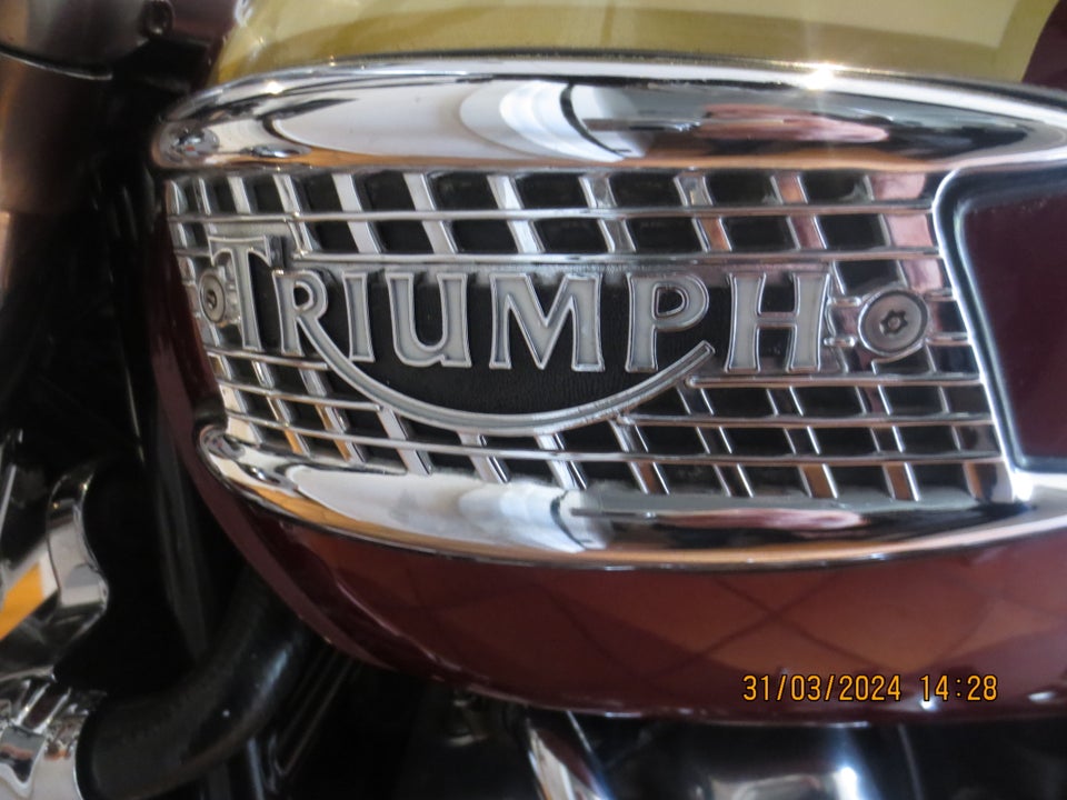 Triumph, 885 ccm, 129 hk