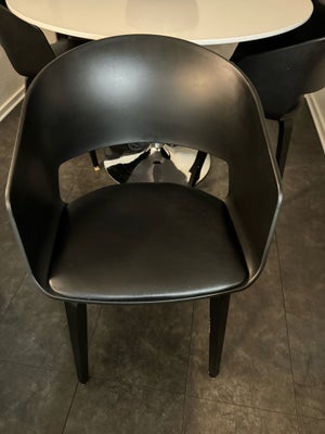 Spisebordsstol, 4 stk stole for 800
Har skræmmer ved benene, men kan sagtens males. 
Fejler ellers i