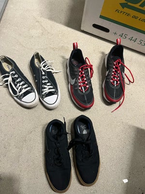 Sneakers, str. 39, Nike,  Næsten som ny, Sorte nike sko str 39

“Røde” sko str 40 

200kr for begge 