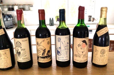 Vin, Rødvin, 8 specielle flasker rødvin
Etiketterne er tegnet af kunstmaler Bernhard Lipsøe.
Vinen k