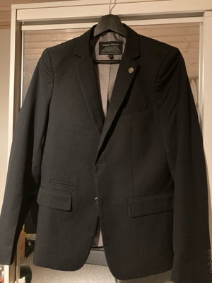 Blazer, Monday One Day, str. 16 år, Flot mørkeblå blazer med inderfoer
Brugt 1 gang. Som ny
2 yderlo