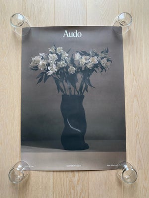 Plakat, b: 50 h: 70, 2 helt nye plakater fra Audo sælges. På plakaten ses hhv. en vase af Sofia Tufv