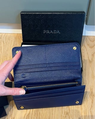 Clutch, Prada, kalveskind, Flot lille blå Prada taske/pung, købt i Milano 2014 for 380 €. Kun brugt 