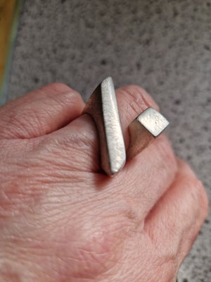 Fingerring, sølv, Flot modernistisk stil sølv ring sølv men uden stempler.  Flot og stort anderledes