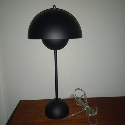 Lampe, Verner Panton, Matsort.
Der er noget maling på kanten af skærmen, som nok kan fjernes.
Sender