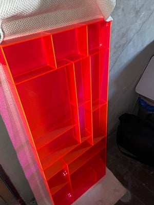 Sættekasse, Sætterkasse i pink fra Neon Living 

Den er lavet i akrylmateriale.

Mål: 53 x 130 x 7 c