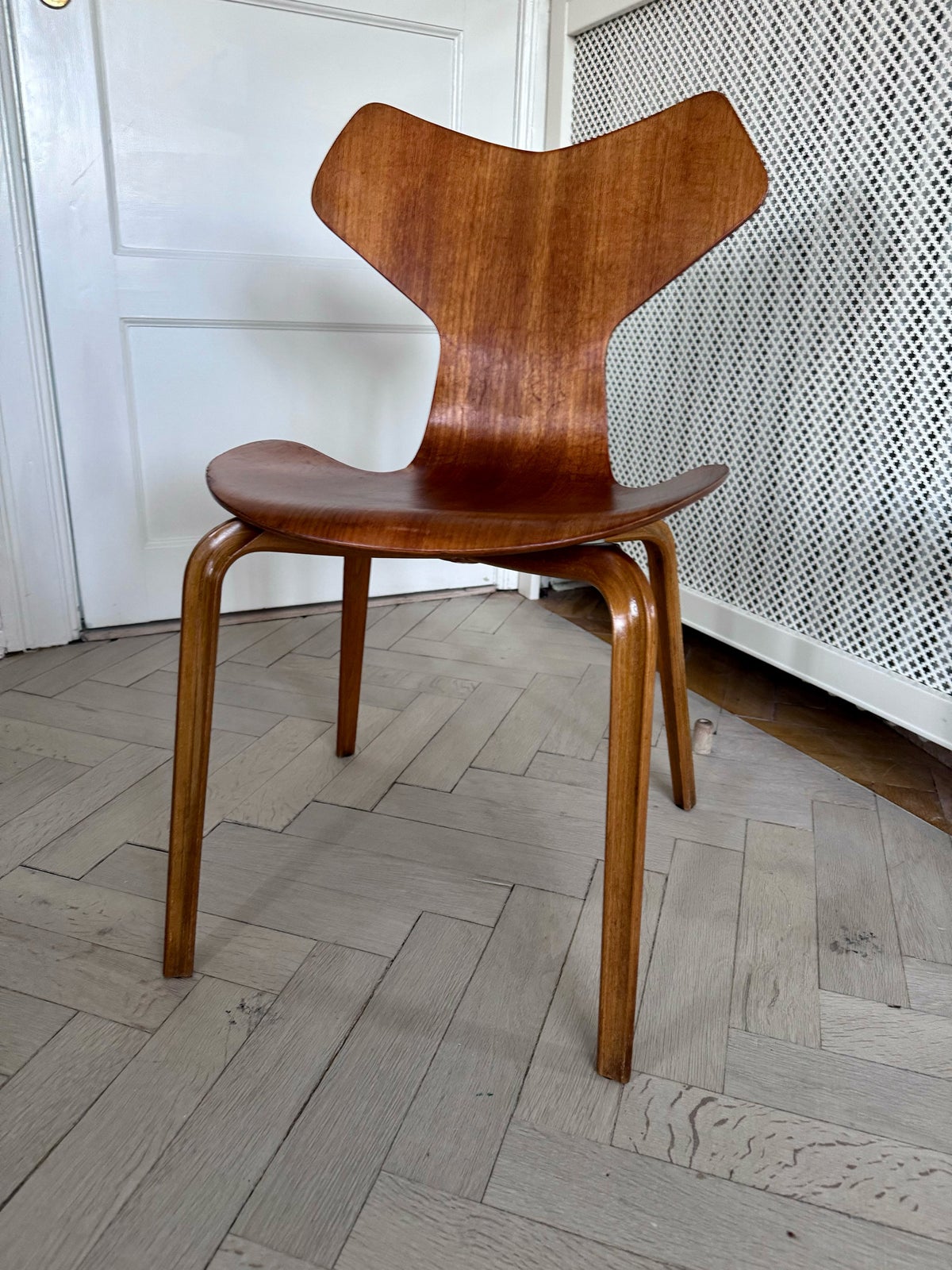 Arne Jacobsen, stol, AJ 4130 Grand Prix