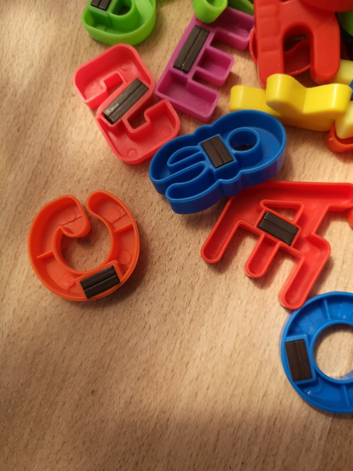 Magnetisk legetøj, Blandede bogstaver og tal