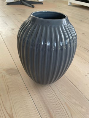 Vase, Vase, Kahler, Smuk kahler vase i antracitgrå

Fra røgfrit hjem - blot stået til pynt og har in