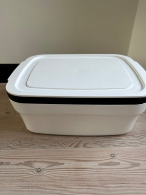 Brødkasse, Tupperware, Tupperware brødkasse med låg i hvid og sort.

Mål:

Højde 16 cm, bredde 27 cm