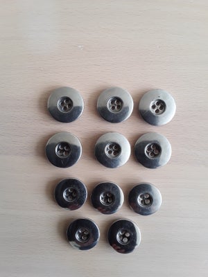 Knapper, Metalknapper med plast på bagsiden af knappen.
6 store knapper - 2,5 cm
5 små knapper - 2,2