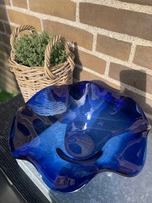 Vase, Glasvase, Meget, meget smuk retro glasvase.
i den flotteste blå farve.
Diameter: 29 cm
Højde 1