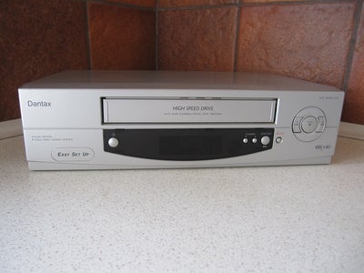 VHS videomaskine, Dantax, VCR222, Perfekt, 
- ALU-farvet,
- Fin stand !
- Scart-stik for nem TV-tils