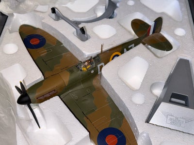 Modelfly, Corgi Spitfire , skala 1/32, Corgi diecast model af flyver-es Bob Does Spitfire fra Battle