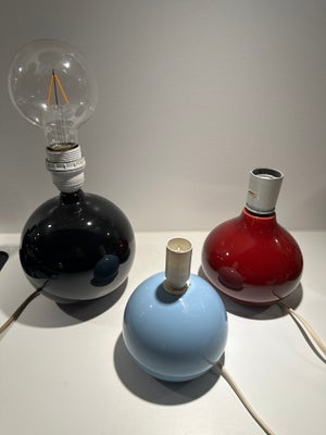 Lampe, 3 retro kugleformet lamper i forskellige farver og størrelser: 
- den blå: 55kr
- den røde: 6