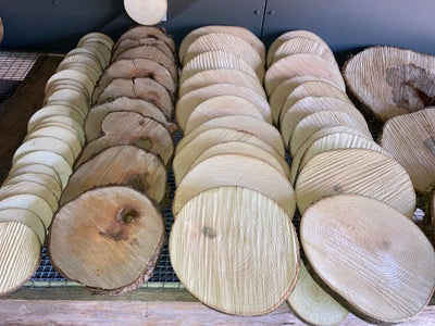 Andet, træskive, Rostikke træskiver af forskellige træ sorter.
Ca 3-5 cm tykke.
Diameter 10 cm 10 kr
