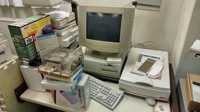 Macintosh, Tidlig G3 og Quadra 610, Defekt, Et lot af gammelt computergrej: 
2 Apple-computere
2 tas