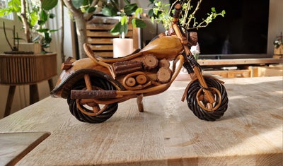 Træfigur motorcykel, Harley davidson, Håndlavet
26 cm lang
19 cm høj
16 cm bred